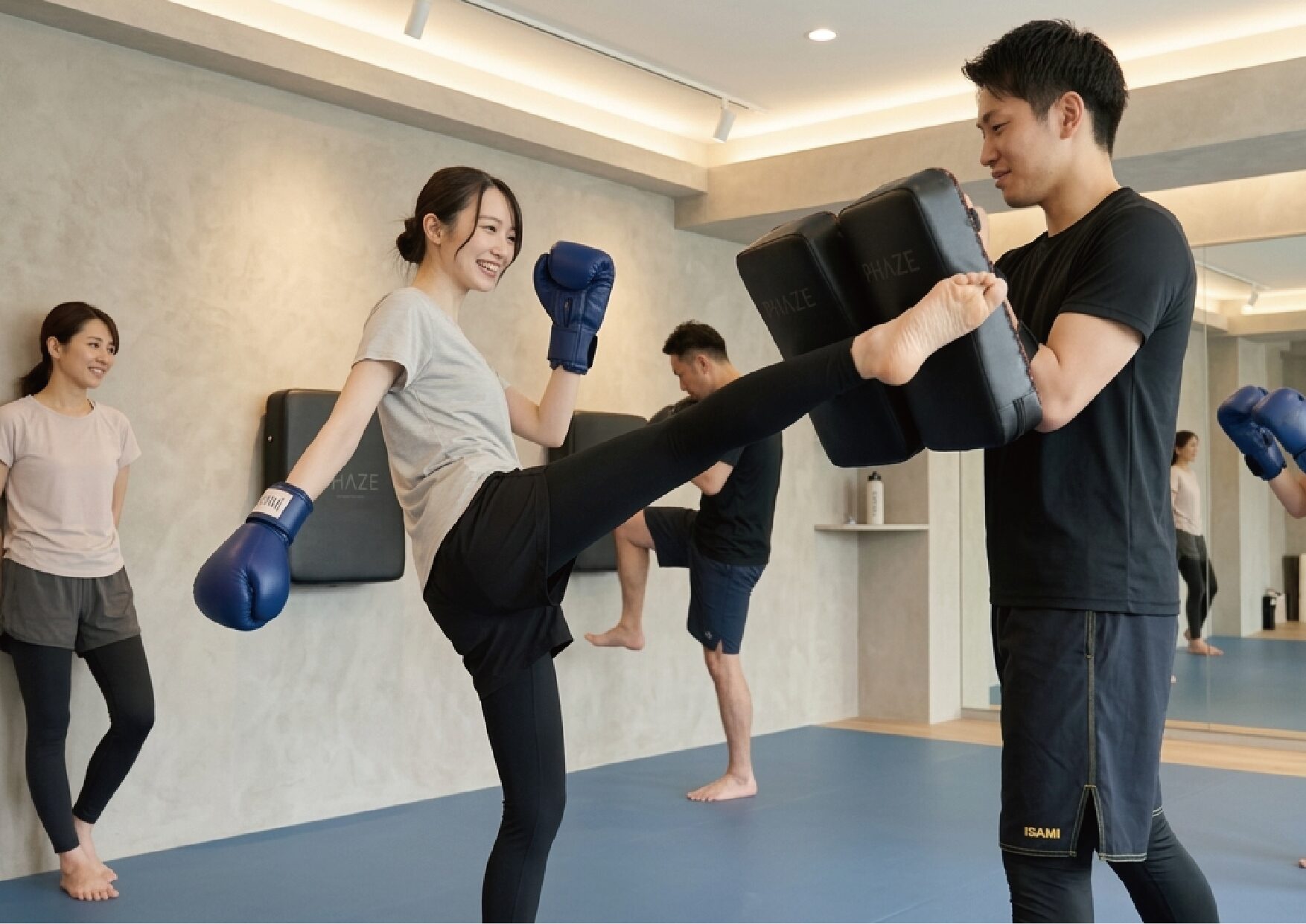 インストラクターがトレーニングをサポートするイメージ